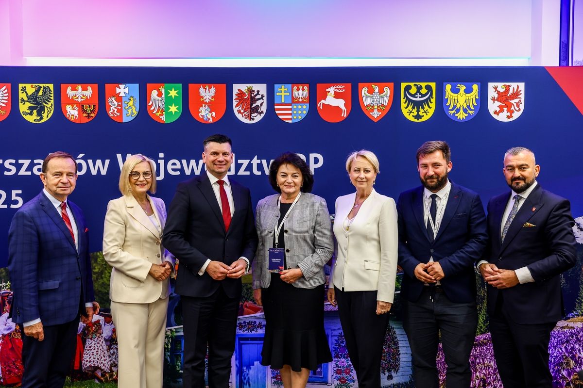 Marszałkowie Województw pozują do zdjęcia